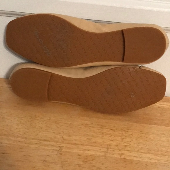 TAHARI Cream Color Flats - Picture 4 of 4